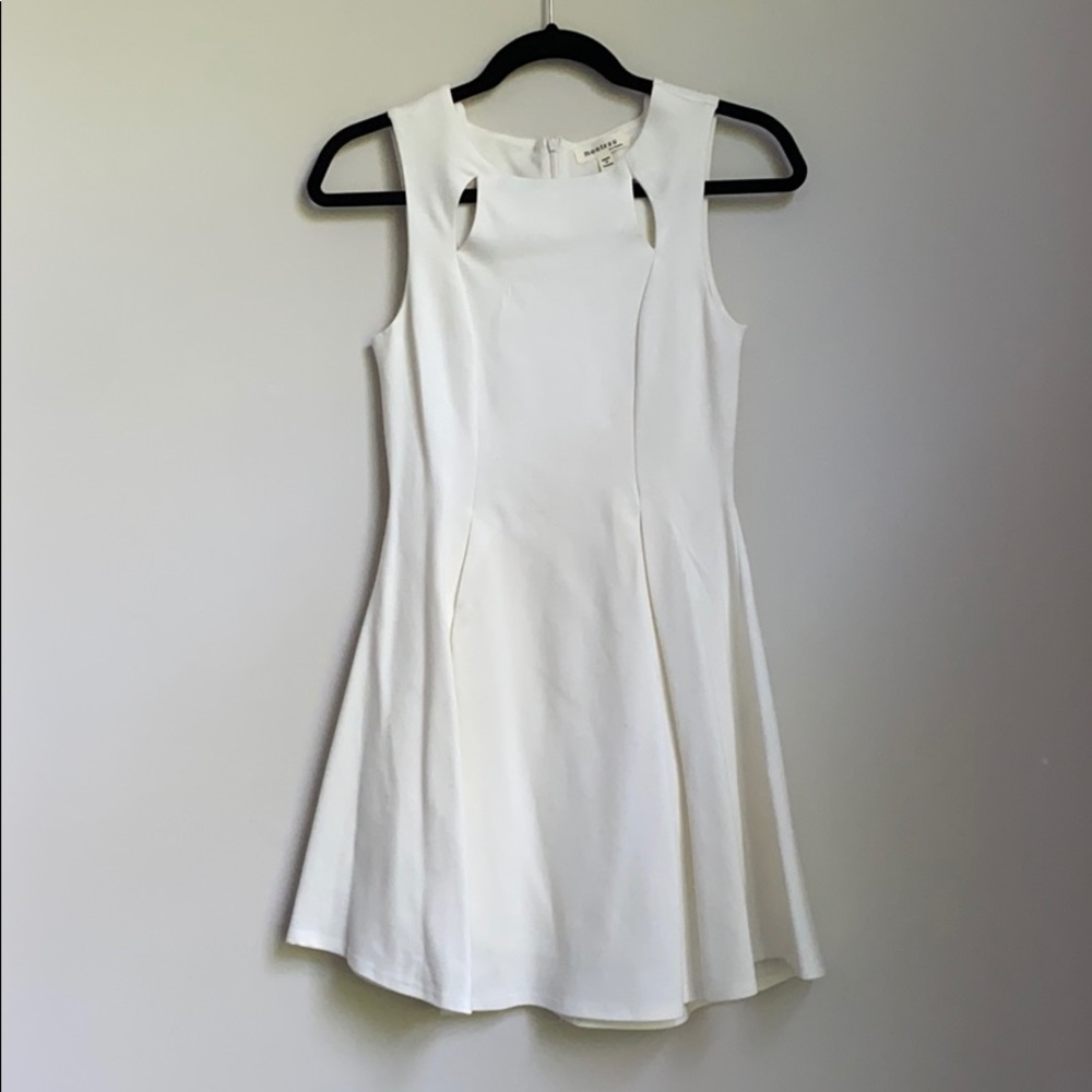 Monteau White sleeveless dress